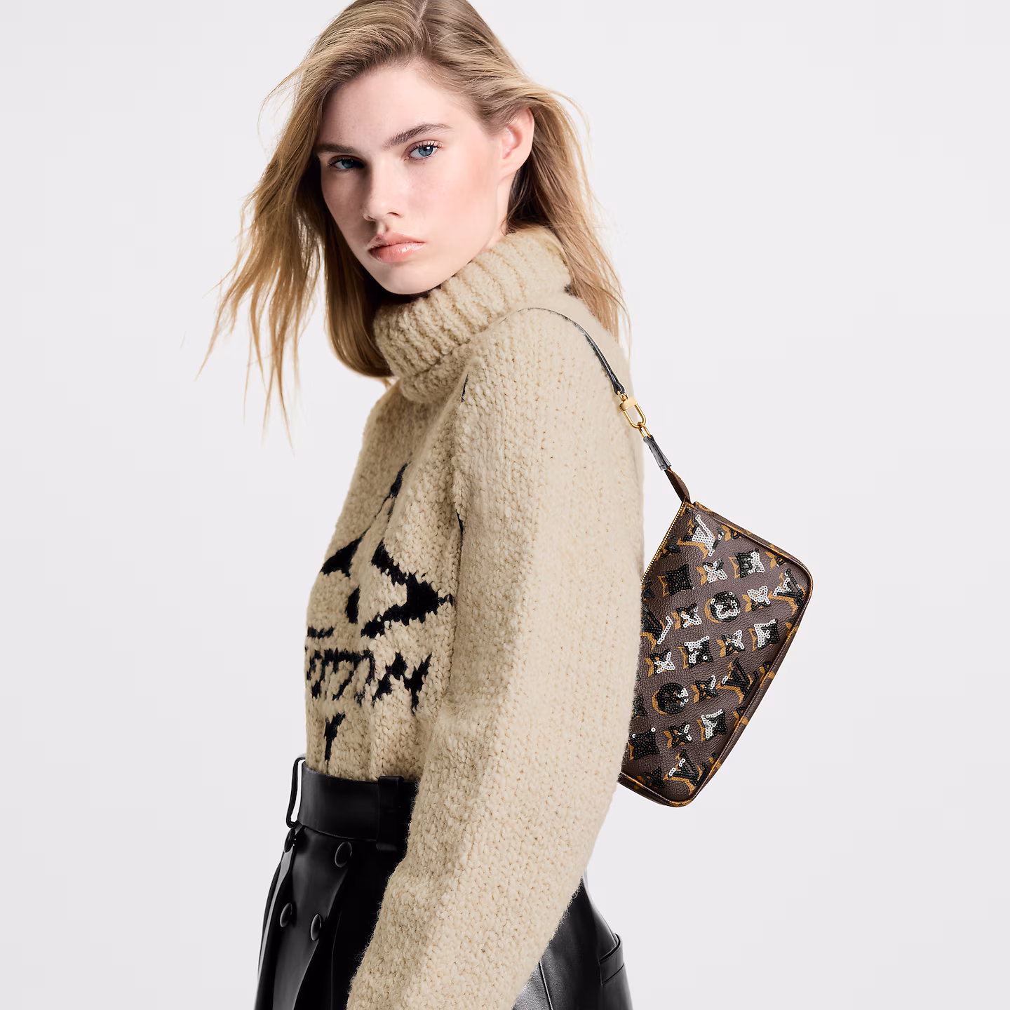 louis-vuitton-pochette-accessoires--M26473_PM1_Worn view Pochette Accessoires - Image 2