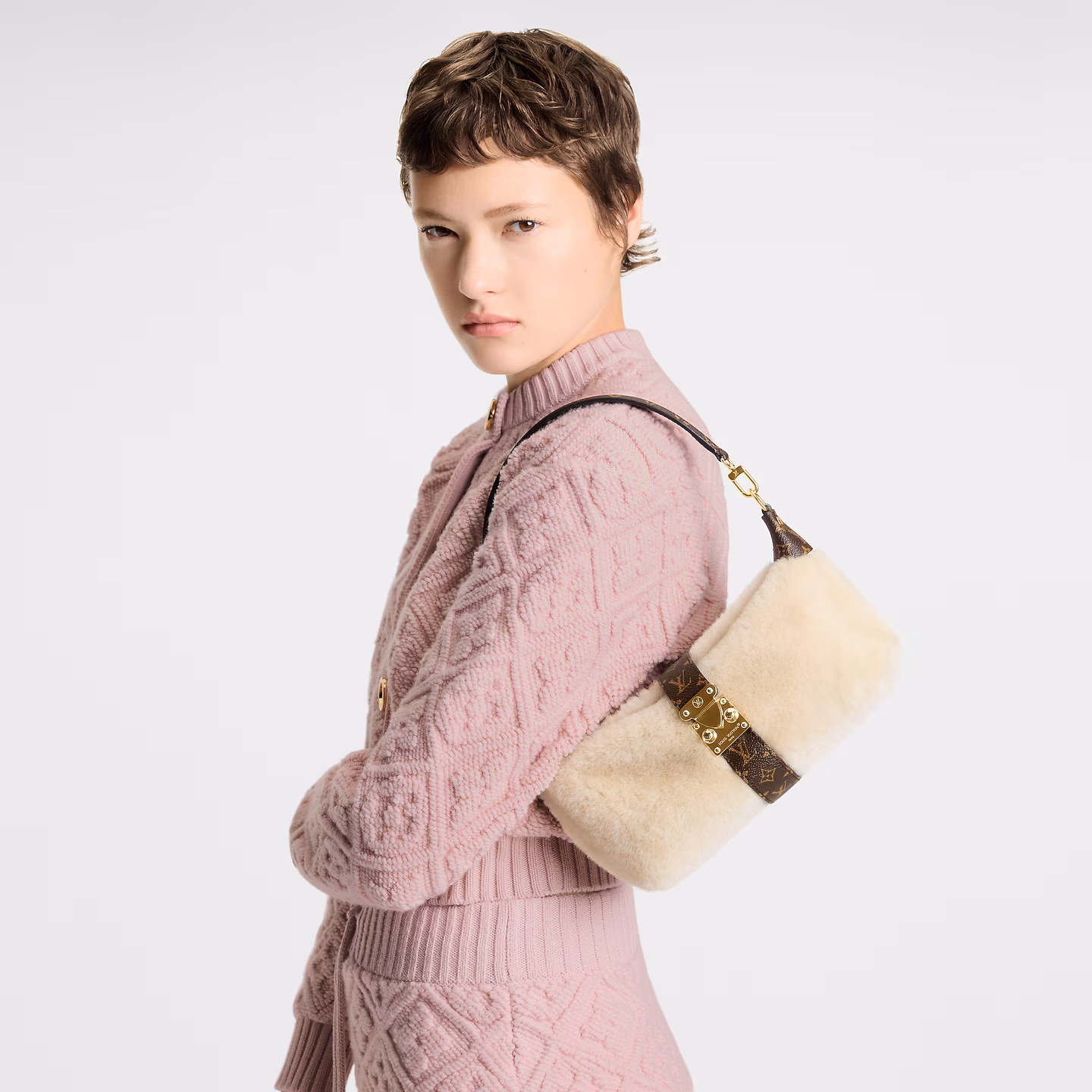 louis-vuitton-pochette-mia--M26245_PM1_Worn view Pochette Mia - Image 2